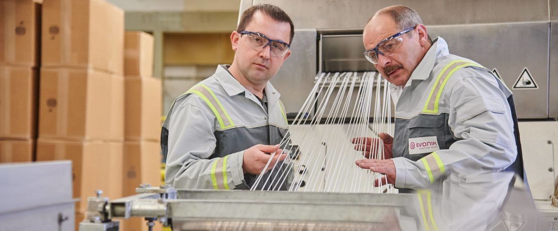Betriebsleiter Bernd Rachor (l.) und Produktionsmeister Eugen Burbach prüfen die Produktion am Extruder in Obernburg.