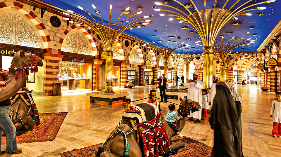 Beliebtes Fotomotiv: die Kamelstatuen im Arabian Court der Dubai Mall, einem Einkaufszentrum der Superlative. Mit einer Verkaufsfläche von 350.000 Quadratmetern gehört es zu den größten der Welt. Und mit 1.200 Shops von Armani bis Zara zu den luxuriösesten. Das dreistöckige Aquarium hat es sogar ins Guinness-Buch der Rekorde geschafft: Die Frontscheibe ist elf Meter hoch und 75 Zentimeter stark. 