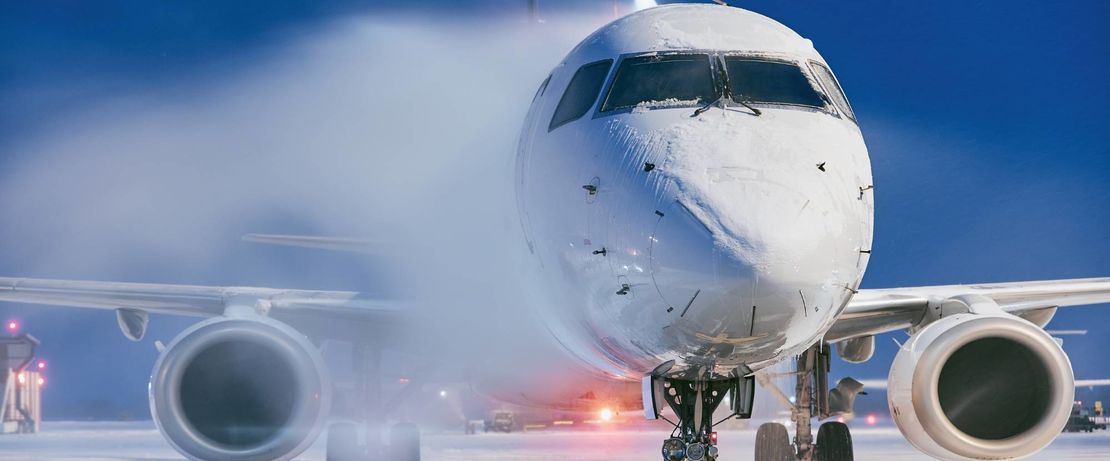 Flugzeug-Enteisungsmittel auf Basis von Propylenglykol spielen eine wichtige Rolle bei der Gewährleistung eines sicheren und unterbrechungsfreien Winterflugbetriebs unter schwierigen Witterungsbedingungen. ©Adobe Stock/chalabala