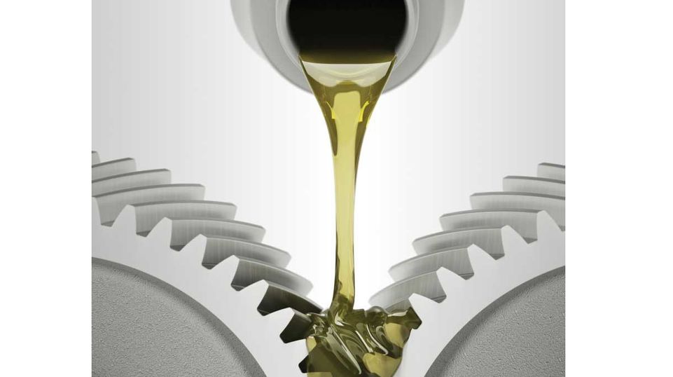 Getriebeöle weisen eine besonders lange Lebensdauer mit weniger Ölwechselintervallen auf, wenn sie mit VISCOBASE® 5-220  nach dem NUFLUX™ Technologiestandard formuliert wurden. (Quelle: Evonik Industries)  