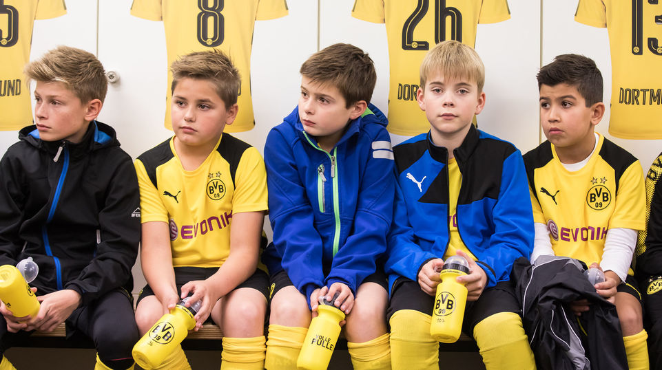 Wie bei den großen Vorbildern gab es auch für die Nachwuchs-Fußballer eine Teambesprechung in Dortmund.