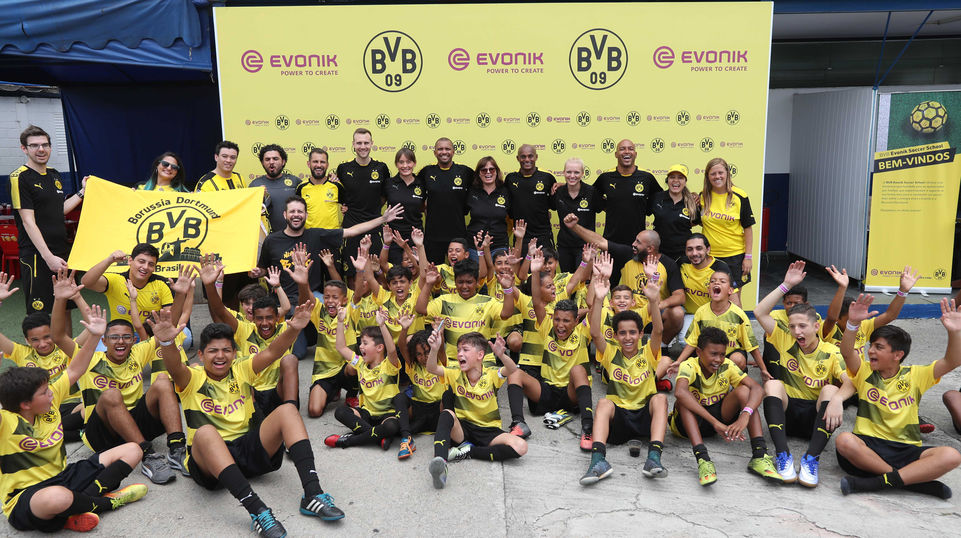 Begeisterte junge Fußballspieler in São Paulo