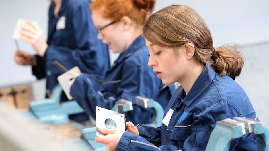 Volle Konzentration in Marl: Rund 85 Mädchen hatten die Gelegenheit, jeweils einen Bereich aus Technik und Chemie kennen zu lernen. Im Technikteil konnte zum Beispiel ein Kerzenständer gebaut werden...