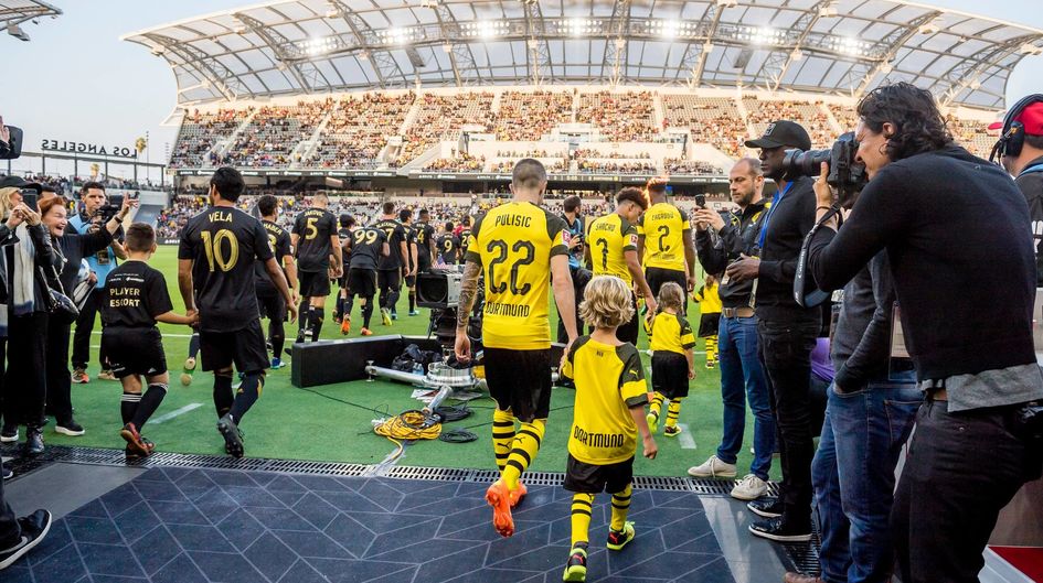 Bereits im Mai ging es für Borussia Dortmund das erste Mal über den großen Teich: Rund um ein Freundschaftsspiel in Los Angeles gegen den LAFC wurde die Markenpartnerschaft von Konzern und Verein für Mitarbeiter und Kunden spürbar.