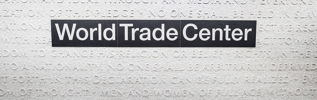 Das weiße, einfarbige Marmor-Mosaik „CHORUS” der Multimedia-Künstlerin Ann Hamilton bedeckt eine Fläche von insgesamt 402 m² der WTC Cordtland Street Subway-Station.