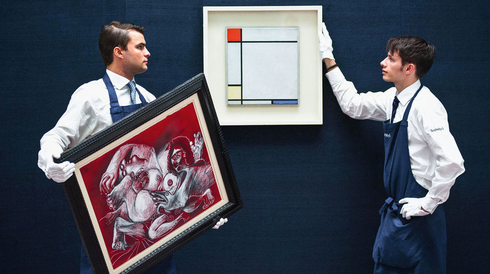 Wenn ein Picasso oder ein Mondrian bei Sotheby's in London unter den Hammer kommen, sind Bieter aus
aller Welt vor Ort – oder ihre Vertreter. Denn wer bereit ist, ein Vermögen für ein Gemälde
auszugeben, bleibt gern anonym. Wer für „Étreinte“ (links) umgerechnet etwa 3,6 Millionen ₤ bezahlt
hat, ist ebenso unbekannt wie der Kunstliebhaber, dem der Mondrian 10,7 Millionen wert war.