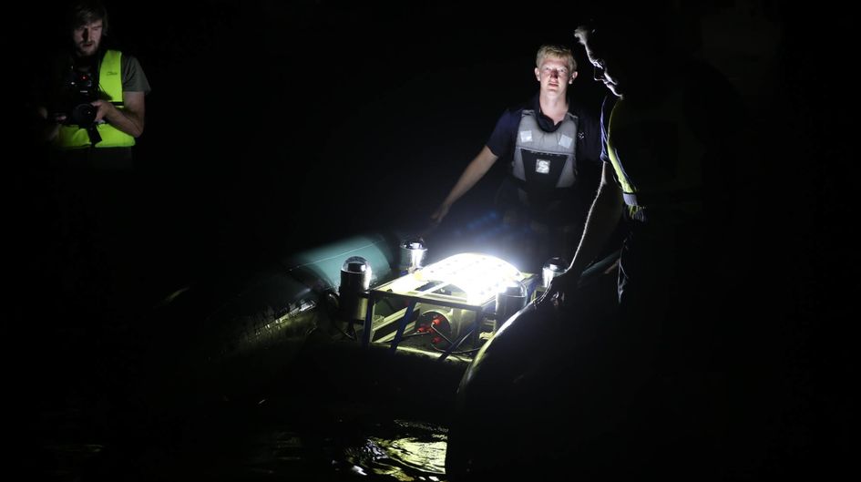 Um die Tests für Fotoaufnahmen in der lichtlosen Tiefsee realistisch zu gestalten, wurden die Kameraeinheiten nachts getestet. Sie wurden an ein Schlauchboot montiert, ….