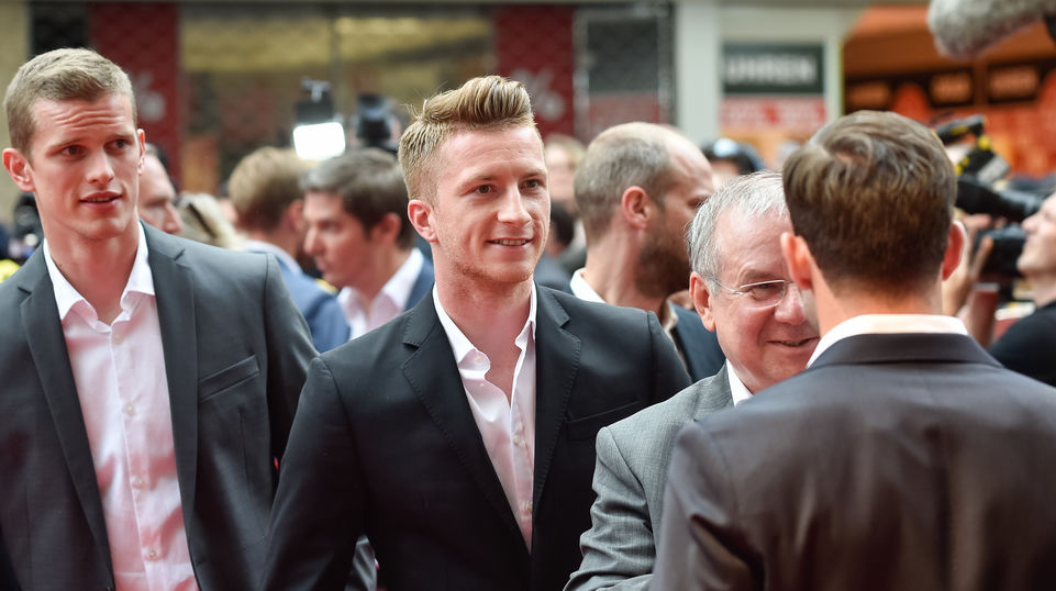 BVB-Spieler Sven Bender (links) und Marco Reus kamen auch zur Premiere des Dokumentarfilms über die berühmte Fußballhymne.