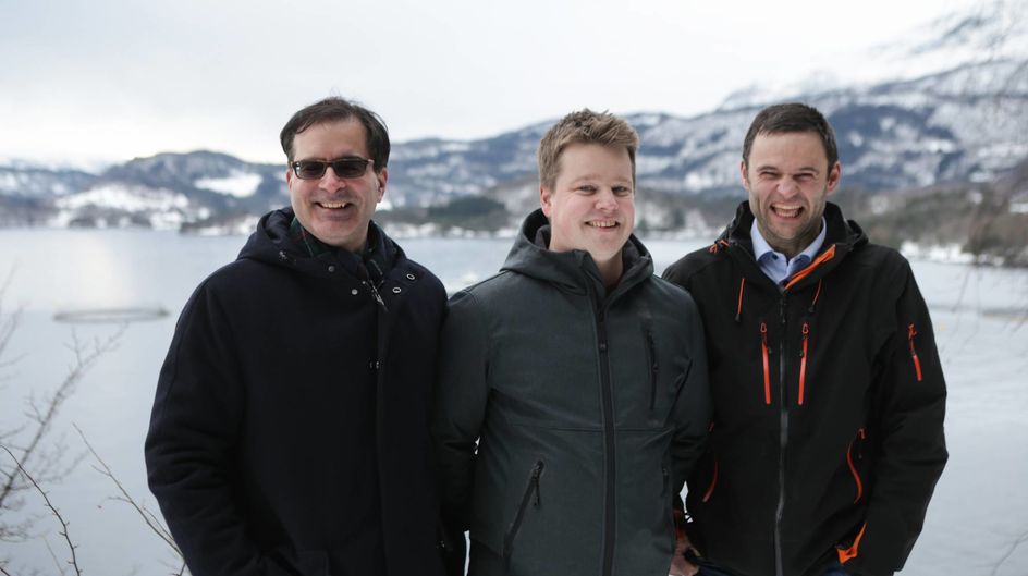 Von links nach rechts: Karim Kurmaly (CEO Veramaris), Mads Martinsen (Marketing Director Skretting), Erlend Haugarvoll (Eigentümer Lingalaks)
