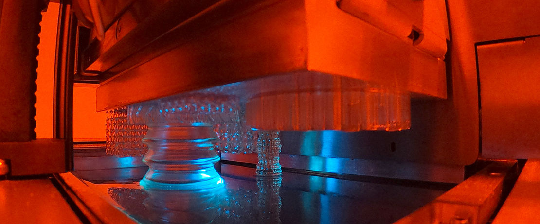 Beim Hot Lithography Verfahren wird das Objekt bei erhöhter Verarbeitungstemperatur aus einer formlosen Flüssigkeit erzeugt. Bild: ©Cubicure GmbH