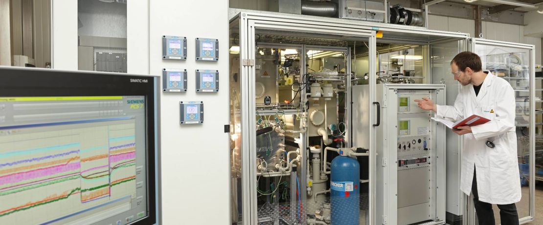 Der weltweit erste und vollständig automatisierte CO2-Elektrolyseur von Siemens erzeugt Kohlenmonoxid und liefert mit Wasserstoff die Hauptnahrung für die Bakterien im Bioreaktor. Quelle: Siemens