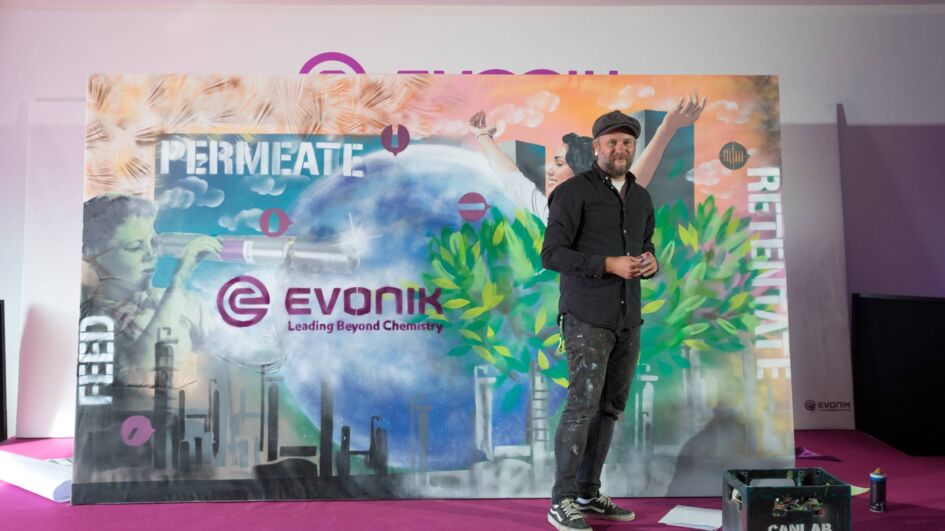 Mit Spraydosen drückte der Künstler aus, wie Evonik mit seinem Membrangeschäft die grüne Transformation vorantreibt.
 