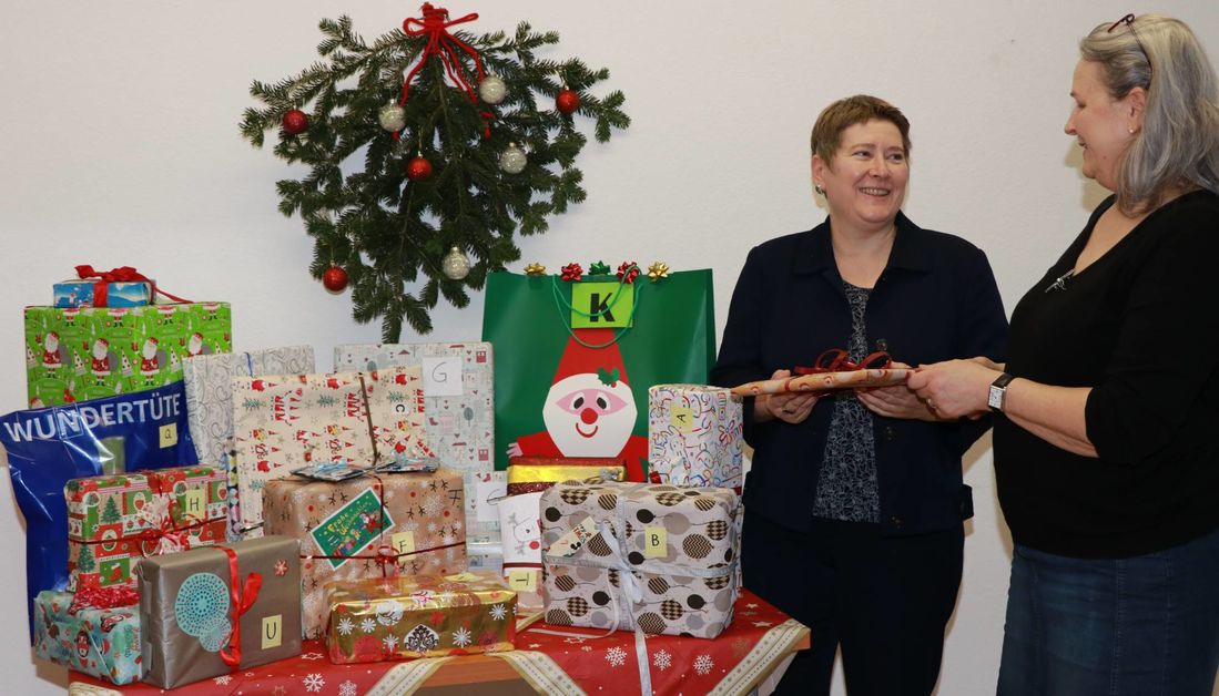 21 Pakete der „Ich denk an dich“-Weihnachtspäckchenaktion überreichte Tanja Gargulla (links im Bild), Evonik-Standortleiterin in Darmstadt, am 19. Dezember an Brigitte Kröpelin von Horizont e.V. Foto: Evonik