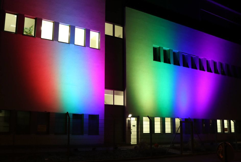 Bis Ende März: Evonik setzt Leuchtzeichen gegen Hass und Intoleranz – auch in der Kirschenallee am Standort Darmstadt. Foto: Evonik Industries