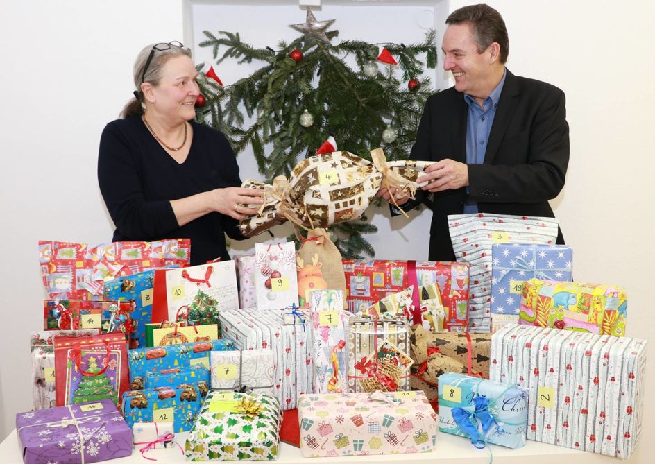 25 Pakete der „Ich denk an dich“-Weihnachtsaktion überreichte Dr. Armin Neher, Evonik-Standortleiter in Darmstadt/Weiterstadt, am 18. Dezember an Brigitte Kröpelin von Horizont e.V.