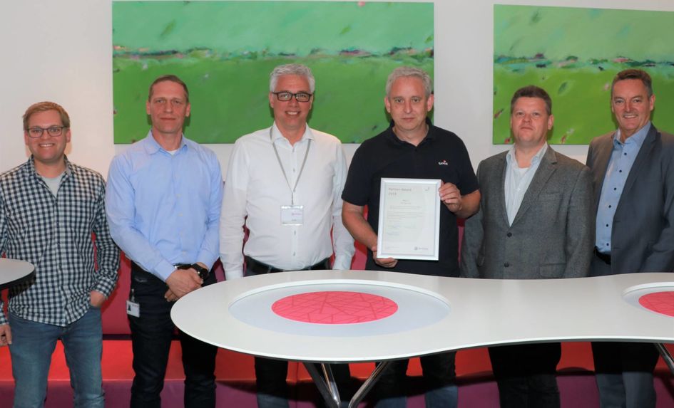 Zweiter Platz für die SPIE Nuhn GmbH mit Geschäftsführer Gerald Seemann (3. von links) und Bauleiter Michael Bachmann (4. von links). Foto: Evonik.