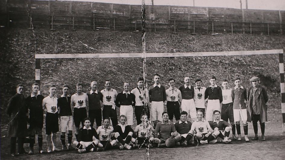 Vor 100 Jahren, am 16. Januar 1921, fand das erste Spiel der Degussa-Fußballmannschaft gegen eine Vereinsmannschaft von Eintracht Frankfurt statt. Die trug schon damals den Adler auf der Brust. Foto: Konzernarchiv Evonik Industries
