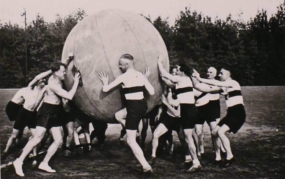 Die Nationalsozialisten instrumentalisierten den Sport und inszenierten große Sportfeste – wie hier im Jahr 1934 das Degussa Sportfest. Foto: Konzernarchiv Evonik Industries