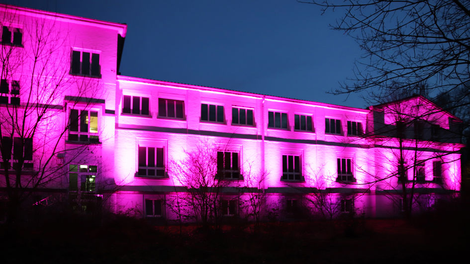 Neun Tage lang wird das Gebäude an der Rodenbacher Chaussee lilafarben angeleuchtet, um der Opfer des Anschlags vom 19. Februar 2020 zu gedenken. Im Anschluss erstrahlt es im Rahmen der Internationalen Wochen gegen Rassismus in Regenbogenfarben. 