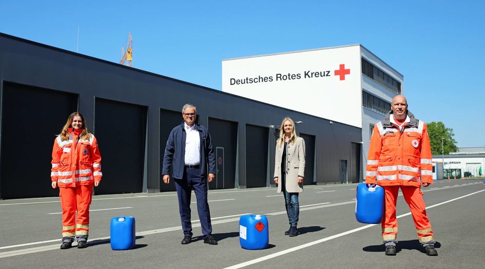 Standortleiterin Kerstin Oberhaus freut sich, dass Evonik helfen kann, die Engpässe bei den Hanauer Hilfsorganisatoren zu überwinden.