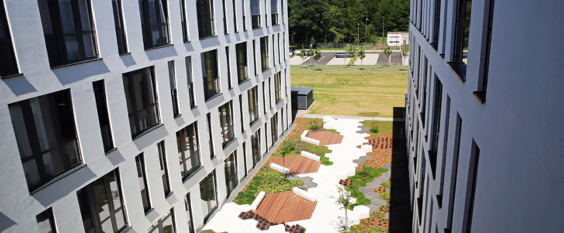Modernes Exterieur: Der innovative Neubau glänzt mit attraktiver Hofgestaltung.