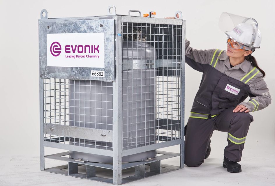 Der Transportbehälter aus Reinaluminium fasst 220 Liter. Foto: Evonik Industries