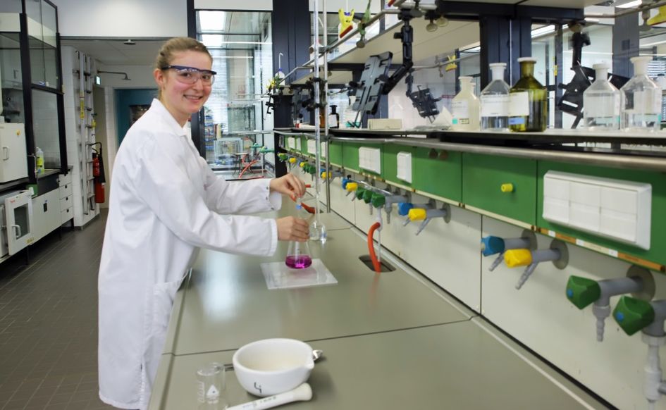 Nadine Landeck hat ihre Ausbildung zur Chemielaborantin mit ausgezeichnetem Ergebnis abgeschlossen. Foto: Evonik Industries