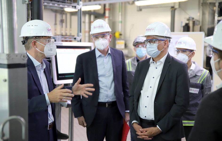 Der Minister, im Bild mit Dr. Thomas Riermeier und Dr. Thomas Hermann (v.r.n.l.), zeigte sich beeindruckt über das Tempo, in dem die Anlage aufgebaut wurde. Foto: Evonik Industries