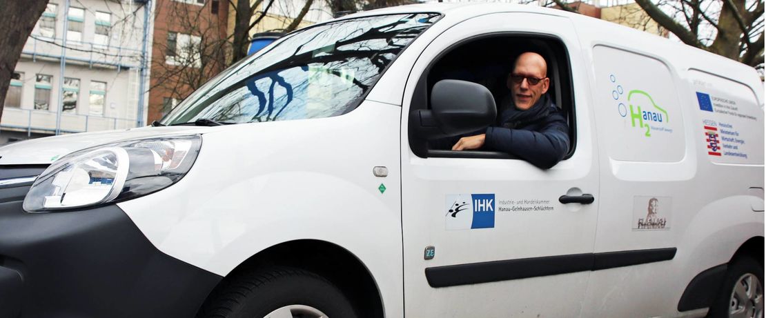 H2anau-Partner haben die 150.000 Kilometer-Marke geknackt: Rund ein Viertel davon hat allein der IHK-Geschäftsführer Andreas Kunz an Strecke gemacht. Derzeit arbeiten die Kooperationspartner daran, für ein Anwendungszentrum Wasserstoff in Hanau zu werben.