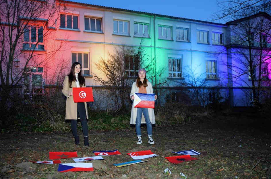 Annalisa Heinig (links) und Lea Lietzenmayer von der Jugend- und Auszubildendenvertretung positionieren sich klar für Toleranz und Vielfalt und zeigen Flagge gegen Rassismus. Foto: Evonik Industries