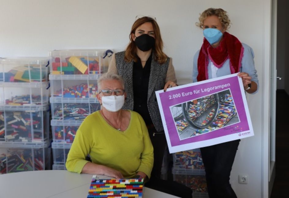 2.000 Euro für Legorampen – darüber freut sich Rita Ebel (links). Foto: Evonik Industries
