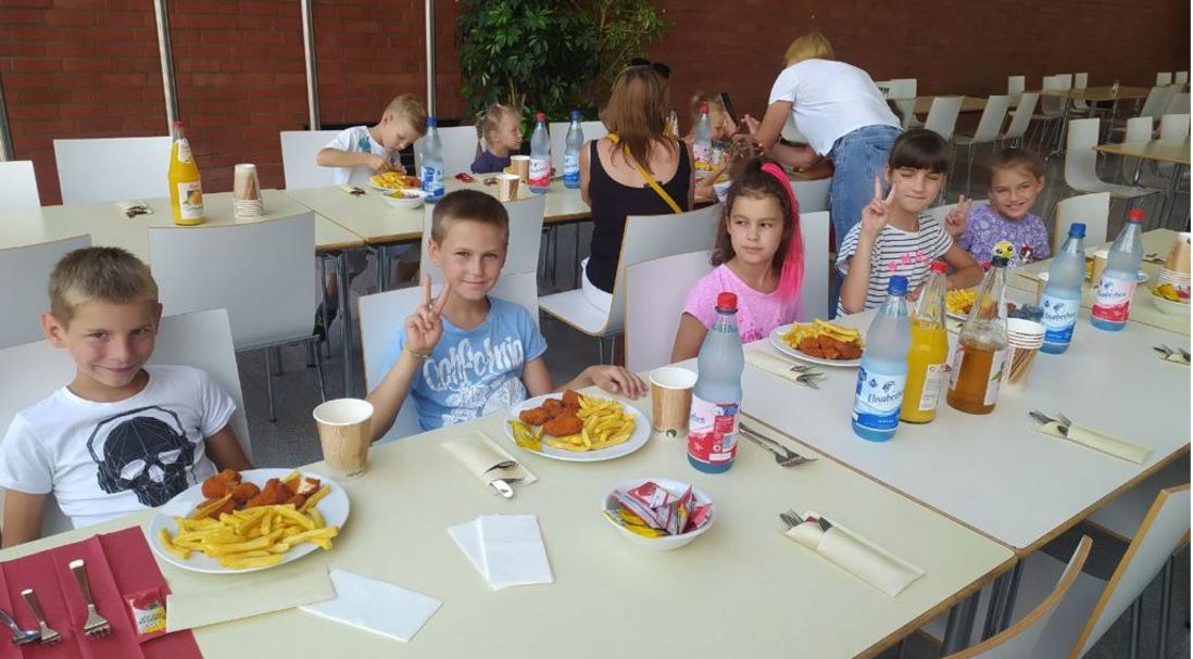 Zu Gast im Industriepark: Auf Einladung der Catering Services kamen die ukrainischen Heimkinder ins Betriebsrestaurant, der Quelle ihrer täglichen Mahlzeiten.