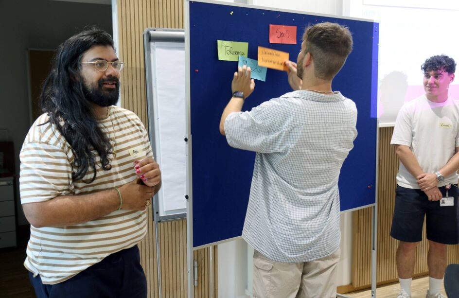 Workshopleiter Abhinav Sawhney (links) vermittelte auch umfassendes theoretisches Grundlagenwissen zu den Themen Diskriminierung und Rassismus. Foto: Evonik Industries