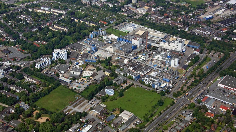 Luftbild des Evonik-Standorts Krefeld. Auf den Freiflächen (grüne Wiesen) ist die Errichtung eines Innovations- und Technologiecampus geplant. Foto: Evonik