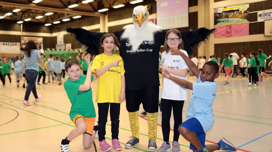 Die Schülerinnen und Schüler mit dem Adler-Maskottchen. Foto: Evonik