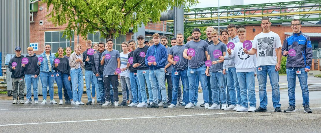 Los geht´s: 31 junge Leute starten mit Spannung ihre Ausbildung bei Evonik in Rheinfelden                                                                       Foto: Evonik Industries