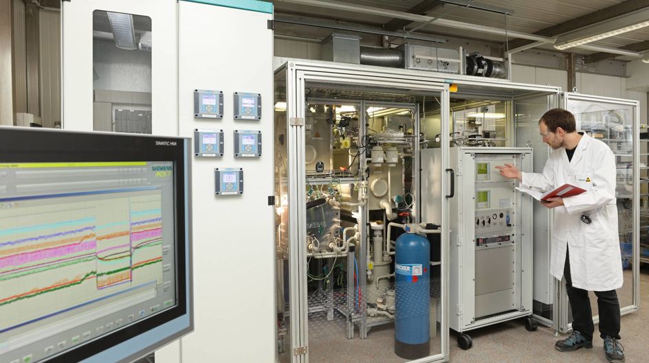 The world’s first fully automated CO2 electrolyzer from Siemens generates carbon monoxide. Together with hydrogen, it delivers the main nutrients for the bacteria in the bioreactor. Source: Siemens