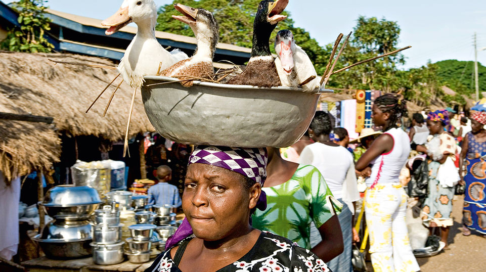 At this market in Ghana, you can buy just about anything, from cooking pots to live animals. The market is colorful, chaotic, and noisy. Women carry their purchases on their heads, and 20 kilos or more are no problem. Of course that’s not as easy as it looks, but in Ghana girls learn this art at an early age. One of the tricks is to wind your headscarf correctly so that your basin is properly balanced. 