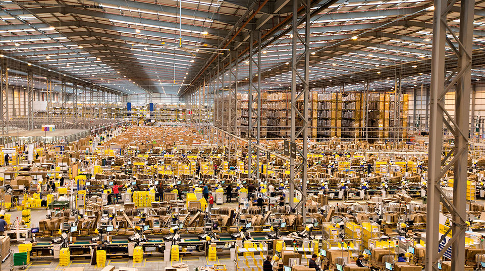 It’s the busy season at the Amazon logistics center in Peterborough in eastern England. The center is about as big as seven soccer fields. Over 1,000 people are permanently employed here, and in the run-up to Christmas they are assisted by an army of temporary workers. Logistics centers are the heart of the company. Everything has to run smoothly here in order to guarantee short delivery times. 
