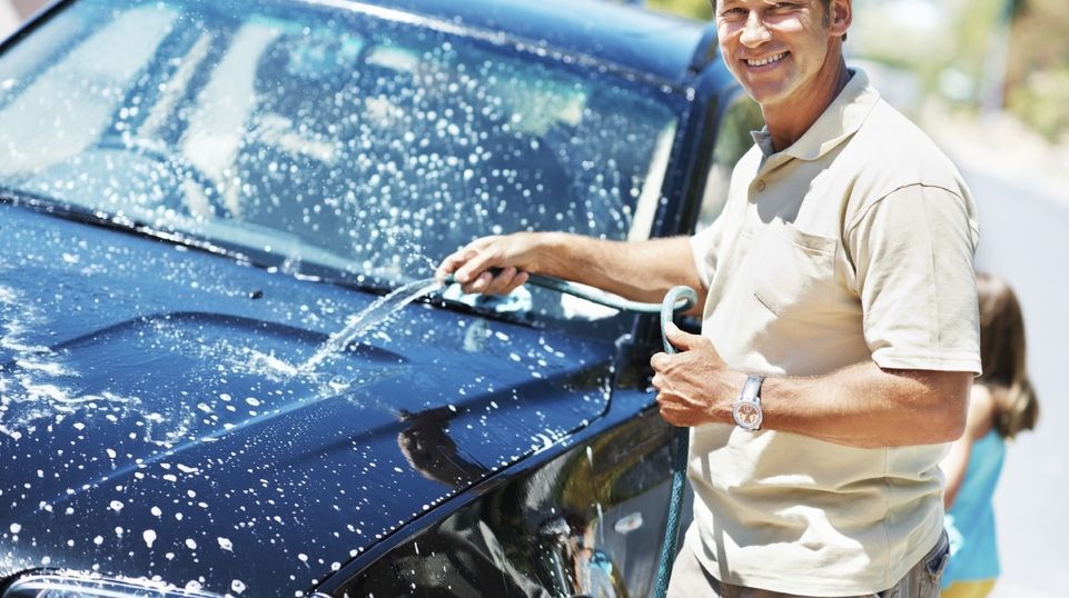 It used to be that weekends meant taking sponge and chamois in hand and flooding your drive with soap and water—but those days are gone. Washing your car has long since become a science. © Photo: iStock / Yuri