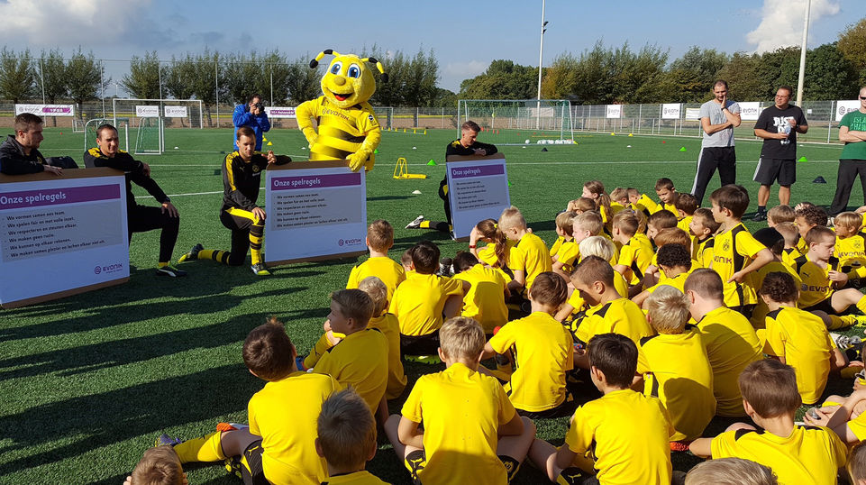 BVB mascot Emma explains the rules to the kids in Antwerp.