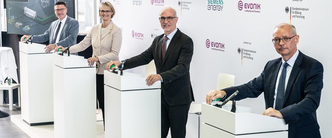 Commissioning of the Rheticus pilot plant in Marl (from left to right): Stefan Kaufmann, Innovation Officer "Green Hydrogen" of the Federal Ministry of Education and Research, Anja Karliczek, Federal Minister for Research, Dr. Harald Schwager, Deputy Chairman of the Board of Management Evonik Industries AG, Prof. Dr. Armin Schnettler, Executive Vice President New Energy Business, Siemens Energy. Copyright: BMBF/Hans-Joachim Rickel