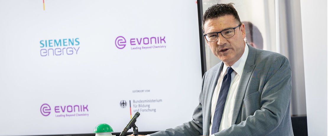 Commissioning of the Rheticus test plant in Marl by Evonik and Siemens-Energy. Stefan Kaufmann, Innovation Officer "Green Hydrogen" of the Federal Ministry of Education and Research. Copyright: BMBF/Hans-Joachim Rickel