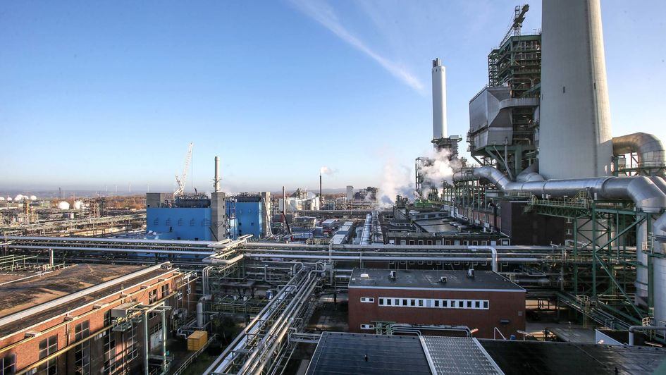 The new gas and steam turbine power stations (on the left of the photo) are not only smaller but also considerably more efficient than the old coal-fired power stations (on the right of the photo).
 