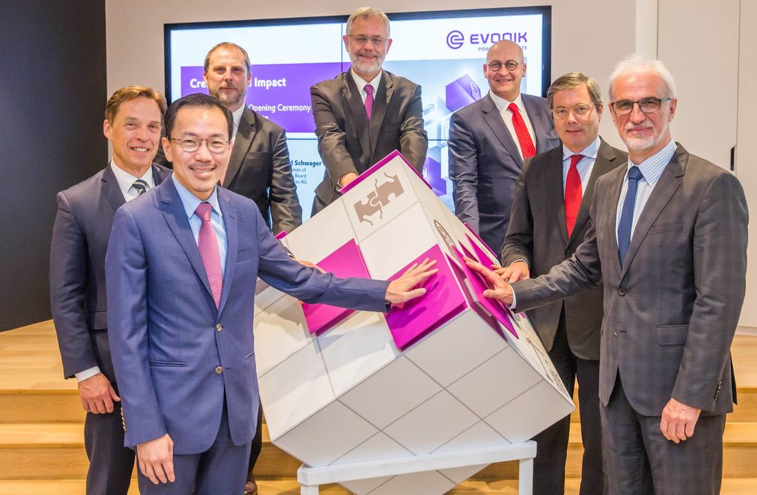 Front (from left to right): Dr. Beh Swan Gin, Chairman of the Economic Development Board of Singapore, Dr. Harald Schwager, Deputy Chairman of the Executive Board, Evonik Industries AG, Middle: Dr. Claus Rettig, Chairman of the Board of Management, Evonik Resource Efficiency GmbH, Dr. Ulrich Sante, Ambassador of the Federal Republic of Germany to Singapore, Back: Dr. Gerd Loehden, Senior Vice President of Innovation Management, Evonik Resource Efficiency GmbH, Mr. Peter Meinshausen, Regional President of Evonik Asia Pacific South, Dr. Ulrich Kuesthardt, Chief Innovation Officer, Evonik Industries AG