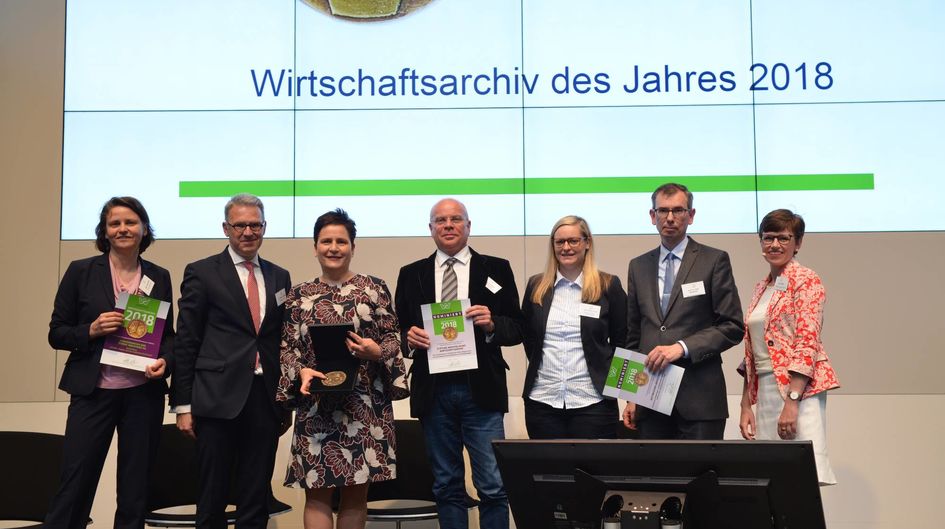 Accompanied by her deputy Doris Eizenhöfer (left), Dr. Andrea Hohmeyer (third from left), head of the Corporate Archives, accepted the award at the VdW’s annual meeting in Munich.