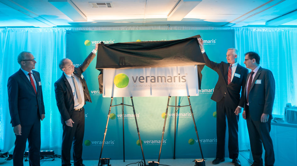 Unveiling the new Veramaris-sign for the Blair facility: Reiner Beste (Evonik), Christoph Goppelsroeder (DSM), Lieutenant Governor of Nebraska Mike Foley, and Karim Kurmaly (Veramaris).