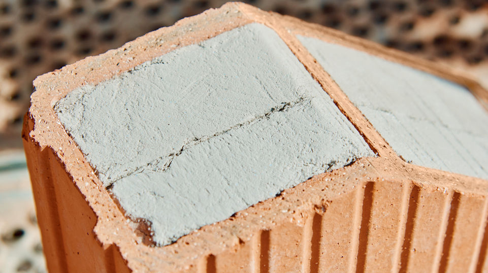 The facing bricks have been filled with CALOSTAT®.