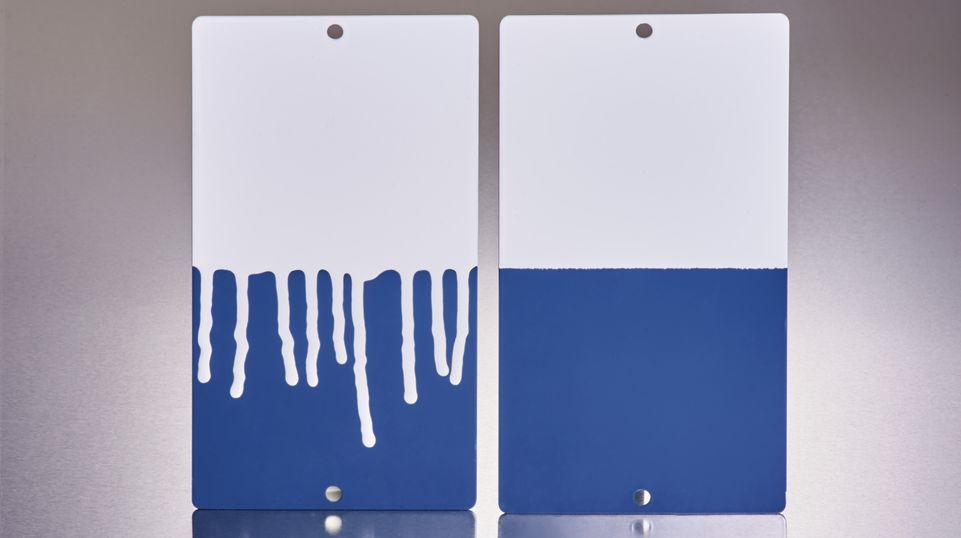 A coating with (right) the addition of AEROSIL® fumed silica stays stable; without (left) it runs down the wall.